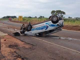 Veículo parou de cabeça para baixo, mas condutor não se feriu. (Foto: Edição de Notícias/ Via WhatsApp)