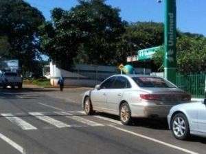 Leitor denuncia motoristas que estacionam em local proibido em frente a OAB