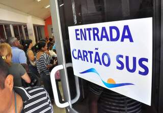 Usuários do SUS enfrentavam filas longas para fazer cartão. Situação foi denunciada pela reportagem no dia 25. (Foto: João Garrigó)
