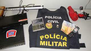 Polícia apreendeu celulares, dinheiro e DVDs trocados por drogas. (Foto: Divulgação).