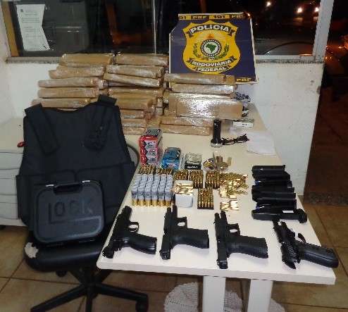 Pol&iacute;cia apreende 350 quilos de maconha e 4 pistolas escondidas em caminhonete