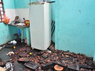 Cozinha foi um dos cômodos danificados pelo fogo.