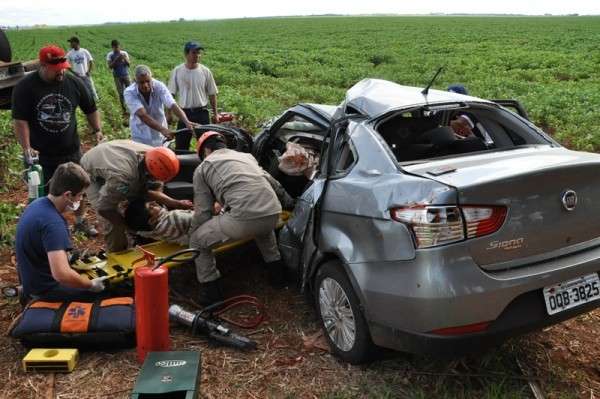 Carro bate em caminhonete e pega fogo; acidente mata pai e crian&ccedil;a