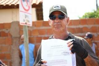 Líder comunitário, Jeferson Feitosa, apresenta ofício pedindo providências ao poder público (Foto: André Bittar)