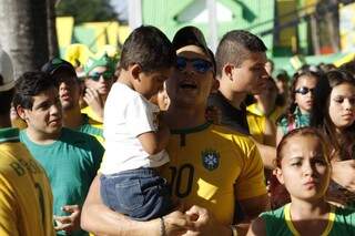 Pai e filho. O menino, de 4 anos, já sabe o peso da camisa e a honra de cantar o hino brasileiro.
