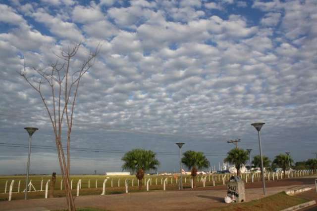 C&eacute;u azul, com nuvens e umidade relativa em 64%, assim amanhece a 3&ordf; na Capital