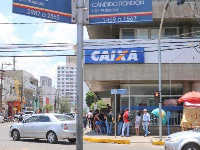 Em protesto contra MP de Bolsonaro, fila de banco &ldquo;dobra esquina&rdquo; 