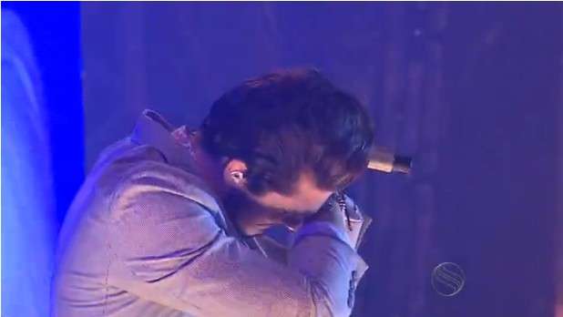 Luan Santana chora ao homenagear Cristiano Ara&uacute;jo durante show em Aracaju
