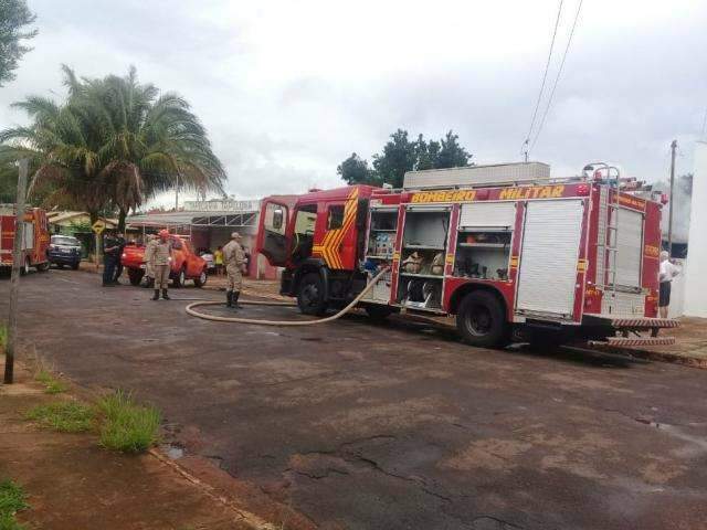 Homens invadem e incendeiam casa colocando fogo em tanque de moto