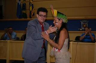 Olarte abraçando uma representante indígena da coordenação comunitária (Foto: Pedro Peralta)