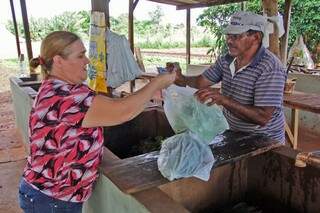 Marilene Ribeiro, 52 anos, compra verdura direto na horta pelo preço e a qualidade (Foto: Marcos Ermínio)