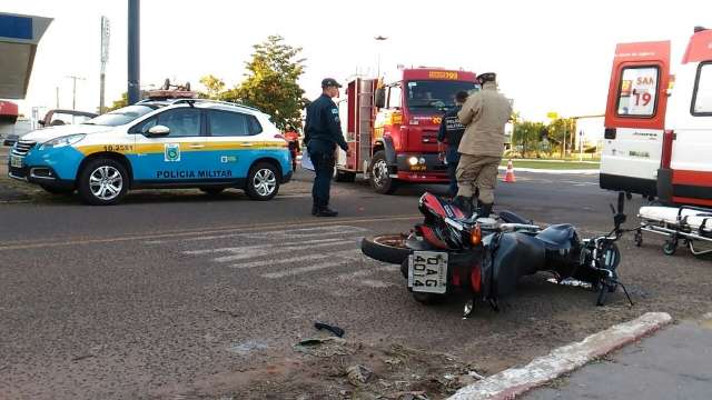 Acidente envolvendo moto e Uber deixa tr&ecirc;s pessoas feridas