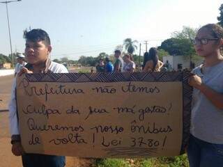 Estudantes indígena com cartaz em protesto contra a prefeitura durante bloqueio da MS-156, nesta manhã (Foto: Adilson Domingos)