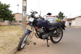 Moto já em pé, depois de acidente que matou calheiro de 55 anos. (Foto: Kisie Ainoã)