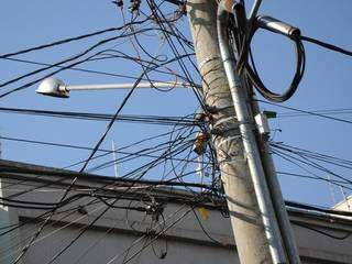 Poste de concreto sustenta fios e cabos de energia e telecomunicação. (Foto: Paulo Francis)