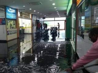 Chuva desta tarde alagou rodoviária de Dourados (Foto: Dourados News)