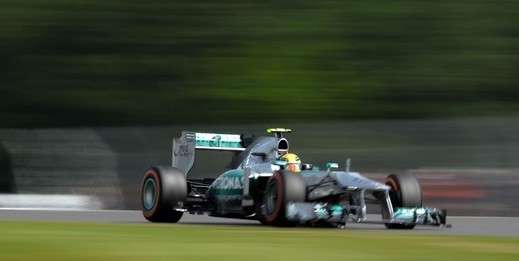 Hamilton larga na pole no GP de Silverstone, na Inglaterra 