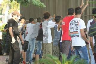 Cerca de 30 garotos foram pegos sem documentos, com bebidas alcoólicas ou drogas. (Foto: Marcos Ermínio)