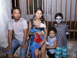 Juliana foi com o marido, dois filhos e o irmão (Foto: Kisie Ainoã)