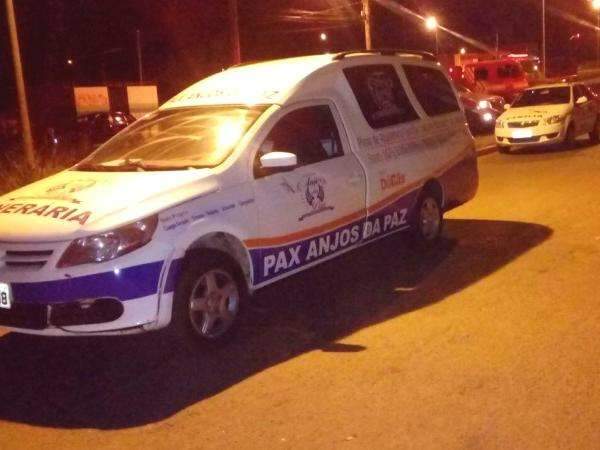  Carro capota em cruzamento, cai em c&oacute;rrego e menina de 15 anos morre 