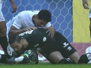 Vanderlei teve grande atuação na etapa final ao segurar o ataque do Grêmio. (Foto: Santos/Divulgação)