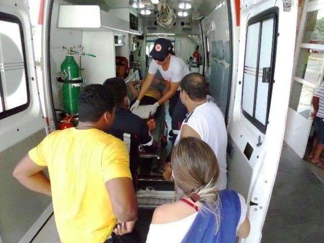 Homem machuca o pesco&ccedil;o ao pular de cabe&ccedil;a em piscina rasa