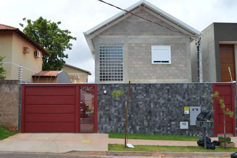 Casa vista de frente, um projeto do arquiteto carioca Eudoro Berlinck. (Foto: Thailla Torres)