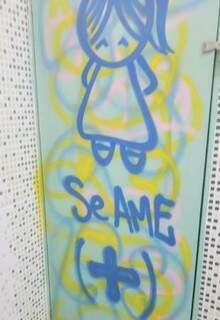 A porta do banheiro feminino foi colorida com a frase motivacional (Foto: Arquivo pessoal)