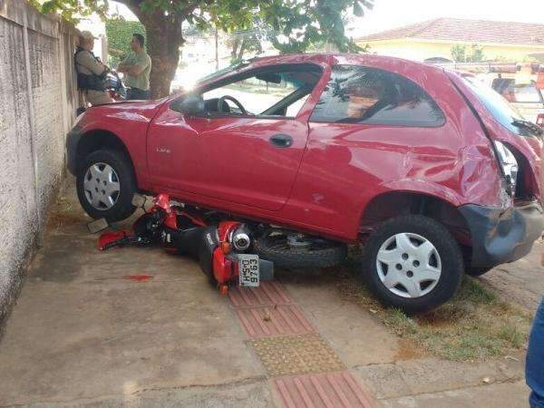 Ve&iacute;culo capota duas vezes, bate em carro e para sobre motocicleta