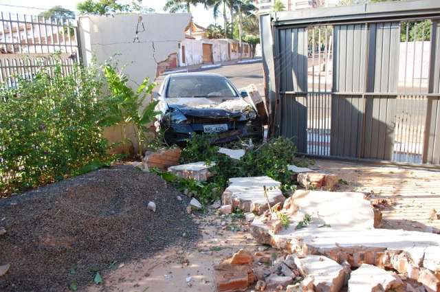 Sem freio, carro invade resid&ecirc;ncia, derruba muro e assusta moradores 