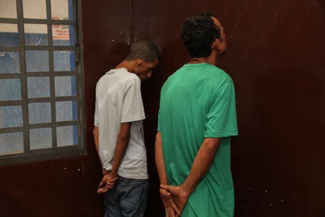 Dois s&atilde;o presos e tr&ecirc;s adolescentes apreendidos acusados de v&aacute;rios roubos
