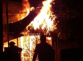 Casa de madeira pega fogo e chamas chegaram a quatro metros de altura (Tá Na Mídia Naviraí)