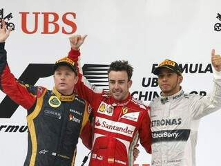 Alonso (vencedor, no centro), Raikkonen (segundo colocado, à esquerda) e Hamilton (terceiro colocado, à direita). (Foto: Reuters)