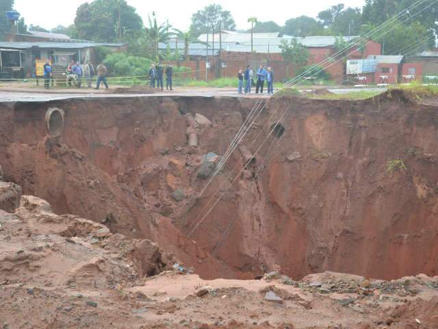  Prefeito se re&uacute;ne com secret&aacute;rio de obras para discutir estragos da chuva 