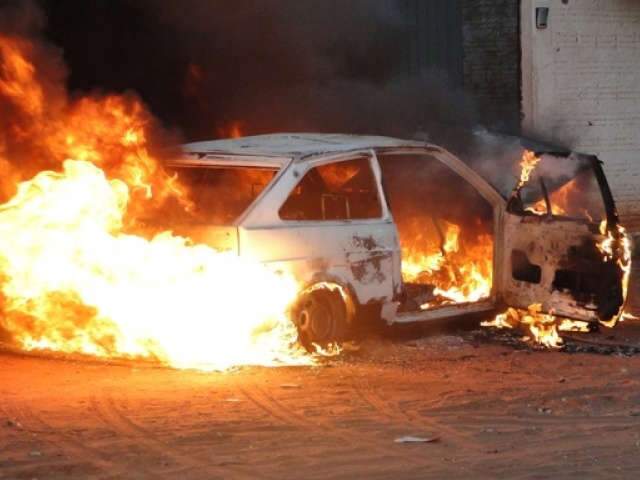  Gol &eacute; totalmente destru&iacute;do por inc&ecirc;ndio em Tr&ecirc;s Lagoas