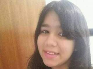 Lara Josiane de Souza, de 16 anos, teria sido vista saindo de casa ao celular. (Foto: Direto das Ruas) 