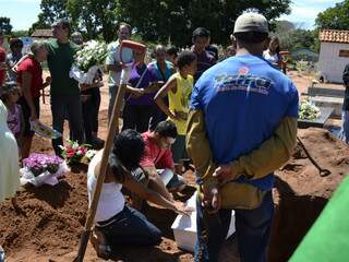 O enterro foi na manhã de hoje no cemitério Cruzeiro. (Foto: Viviane Oliveira)