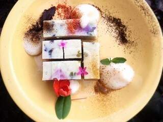 Geleia de mocotó com flores, uma boa opção de sobremesa. (Foto: Bruno Abreu)
