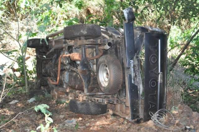 Dire&ccedil;&atilde;o trava, Hilux sai de avenida e &eacute; destru&iacute;da ao cair em barranco