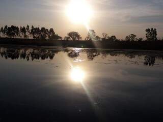 Sol brinca de espelho com a água da lagoa; é o recado da natureza para fechar o dia (Foto: Osvaldo Júnior)
