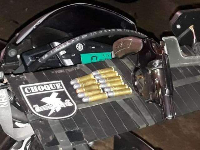 Ap&oacute;s den&uacute;ncia, comerciante &eacute; preso com arma escondida em balc&atilde;o