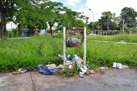 Lixo, buraco e abandono evidenciam lentidão de serviços públicos