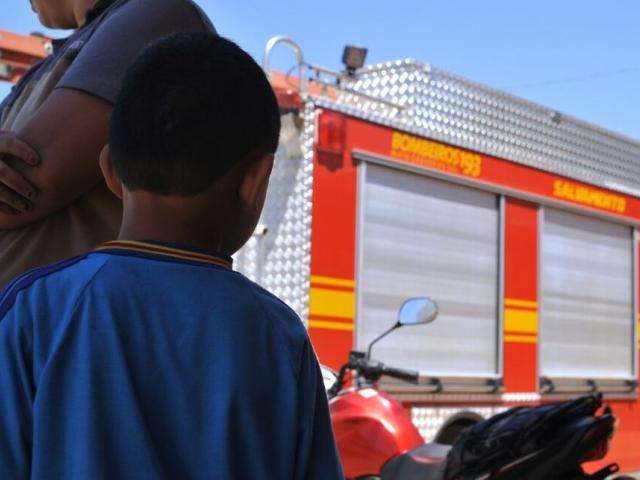Crian&ccedil;as brincam com fogo, trancam m&atilde;e e quase provocam inc&ecirc;ndio