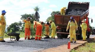 Funcionários trabalham em pavimentação de rodovia (Foto: fotos: Edemir Rodrigues)