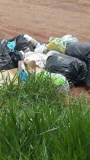 Lixo acumulado na rua São Joaquim, no bairro Santa Luzia.(Foto:Direto das Ruas)