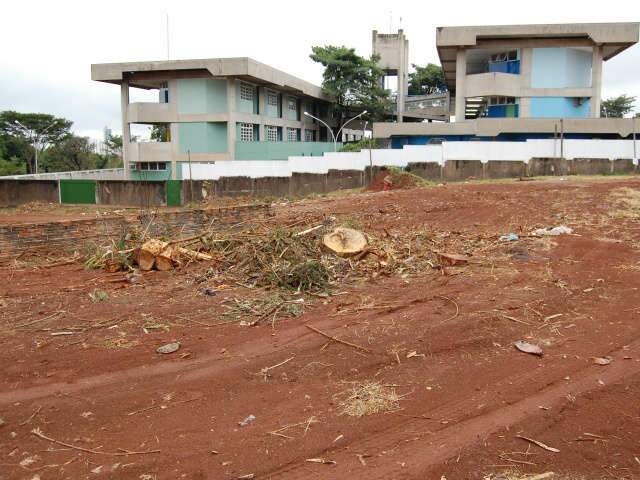  Terreno ao lado da Escola Estadual Hercules Maymone &eacute; limpo em Campo Grande