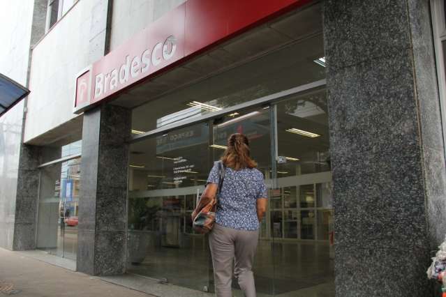 &Oacute;rg&atilde;os p&uacute;blicos e bancos  fecham; Lojas e shoppings abrem nesta 2&ordf; feira