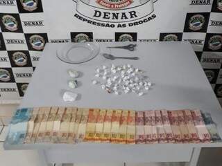 Foram apreendidas porções de cocaína e pasta base (Foto: Divulgação)