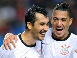 Douglas, ao lado do Ralf, comemora um dos gols na partida (Foto: Gazeta Press)