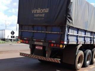 Trio &eacute; preso tentando levar caminh&atilde;o roubado no Paran&aacute; para a fronteira